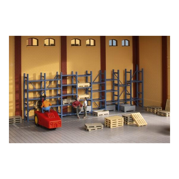 Auhagen 41660 Heavy-duty shelving and pallets, H0