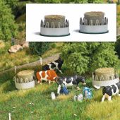 Busch 1388 Cattle hay racks with bales of hay, H0